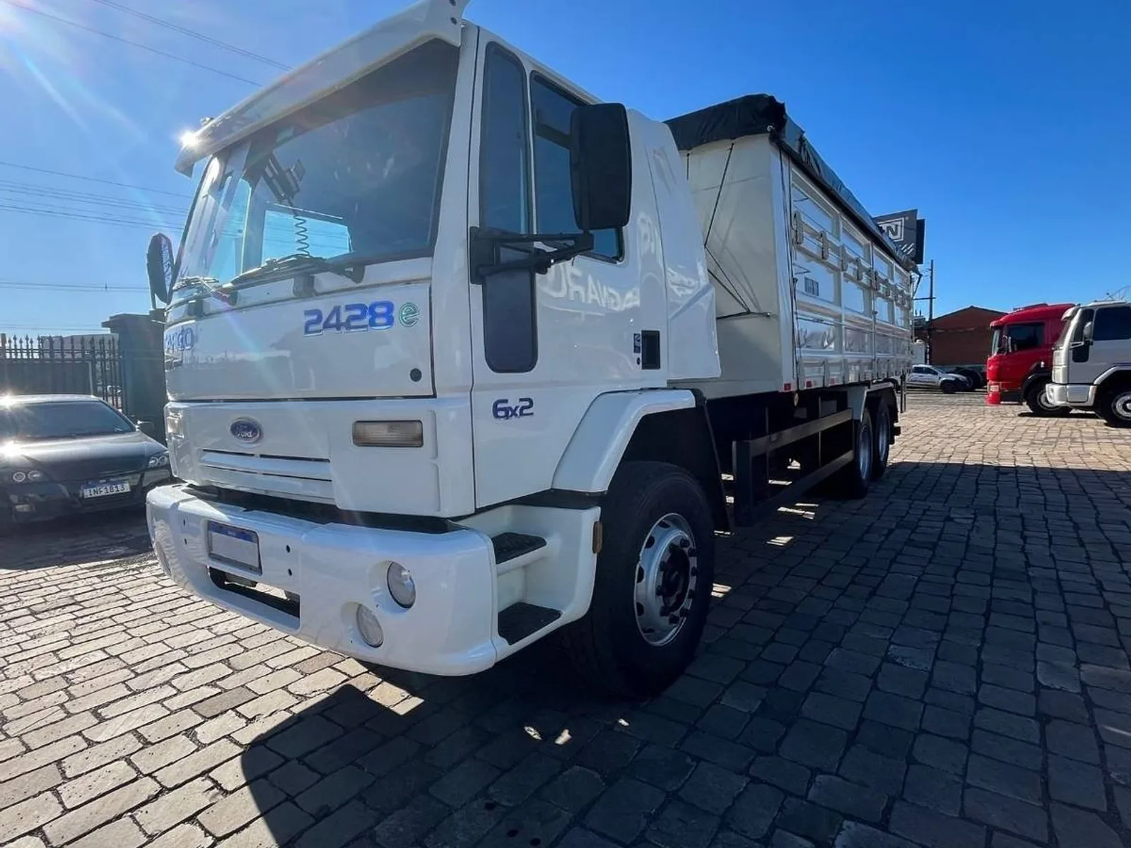 Caminhão Ford Cargo 2428 6x2 2007, foto 1 de 3