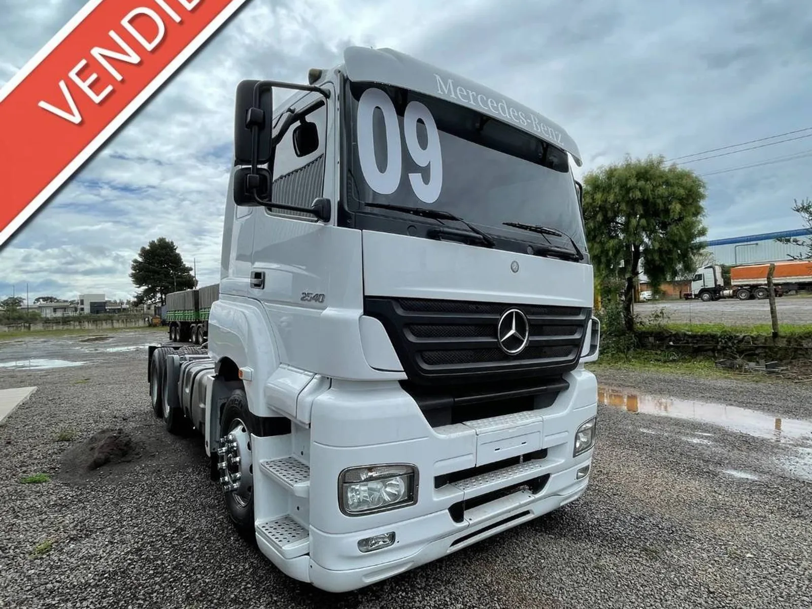 Caminhão Mercedes-Benz Axor 2540 S 2009, foto 1 de 3
