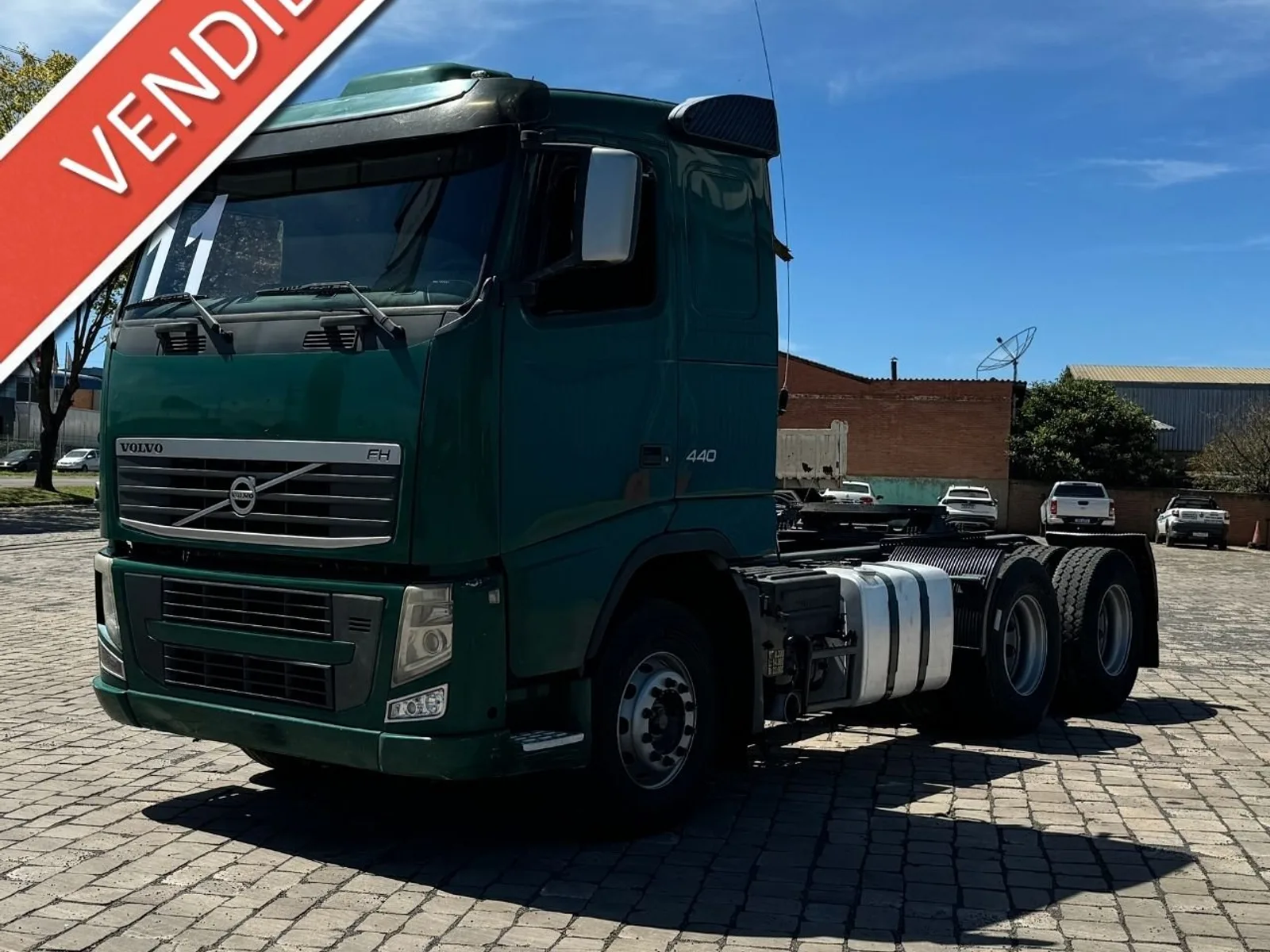 Caminhão Volvo FH 440 6x4 Teto Baixo 2011, foto 1 de 3