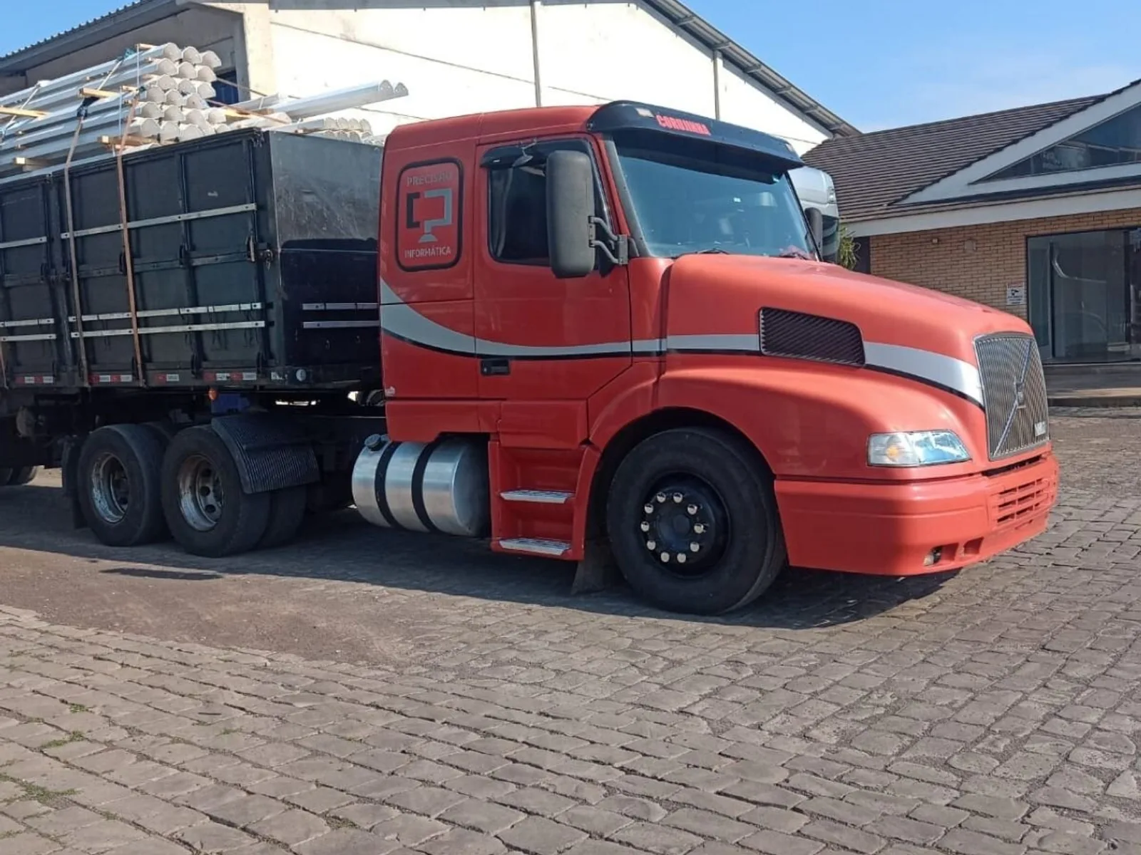 Caminhão Volvo NH 6x2 2002, foto 1 de 3