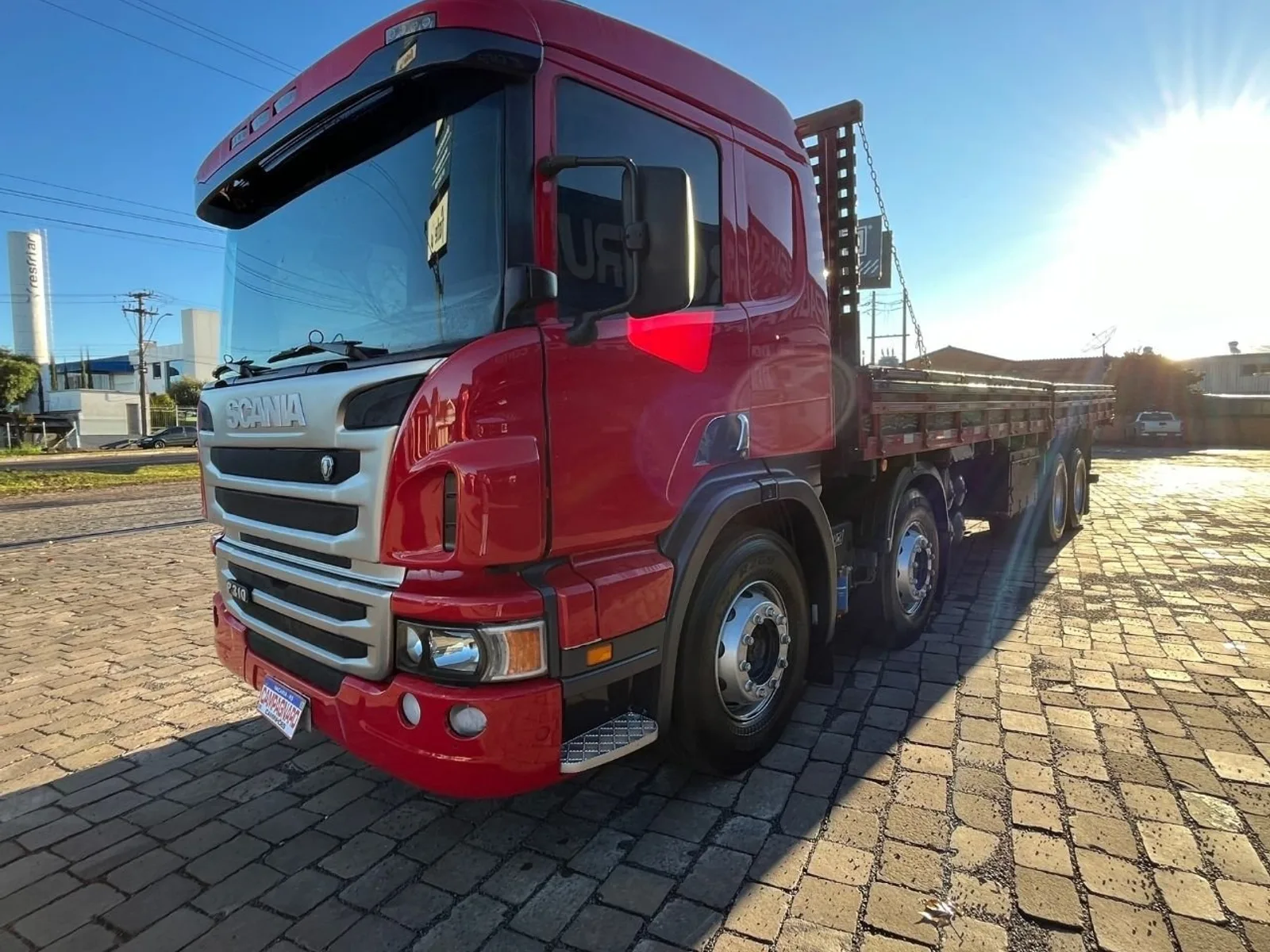 Caminhão Scania P310 8x2 2014, foto 1 de 3