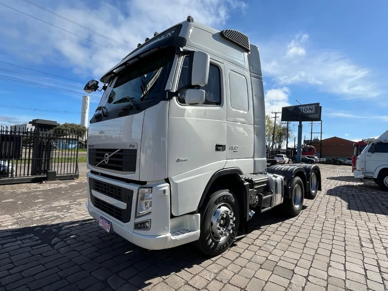 Caminhão Volvo FH 460 6x2 2014, foto 1 de 3