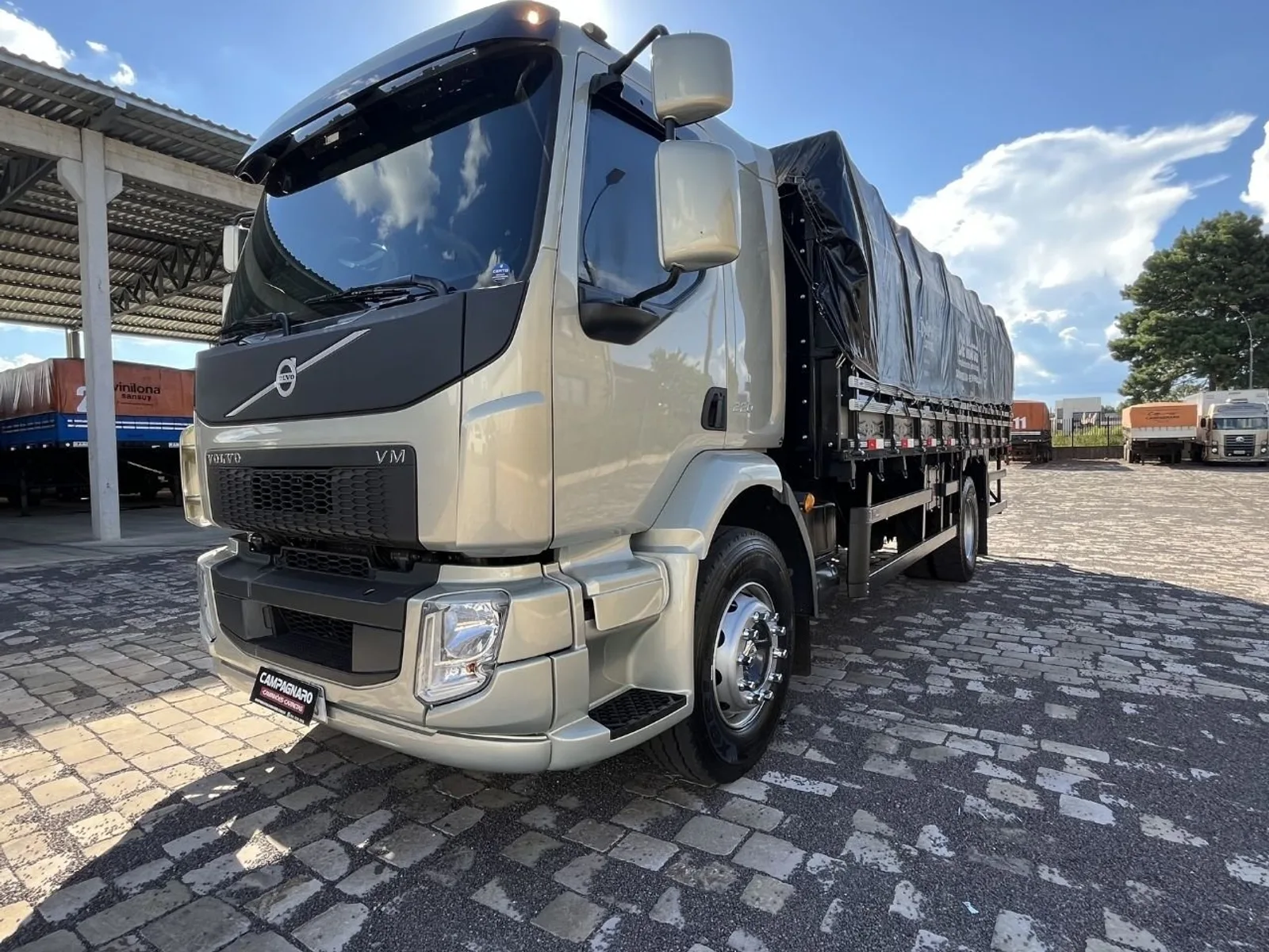 Caminhão Volvo VM 220 4x2 Graneleiro 2013, foto 1 de 3