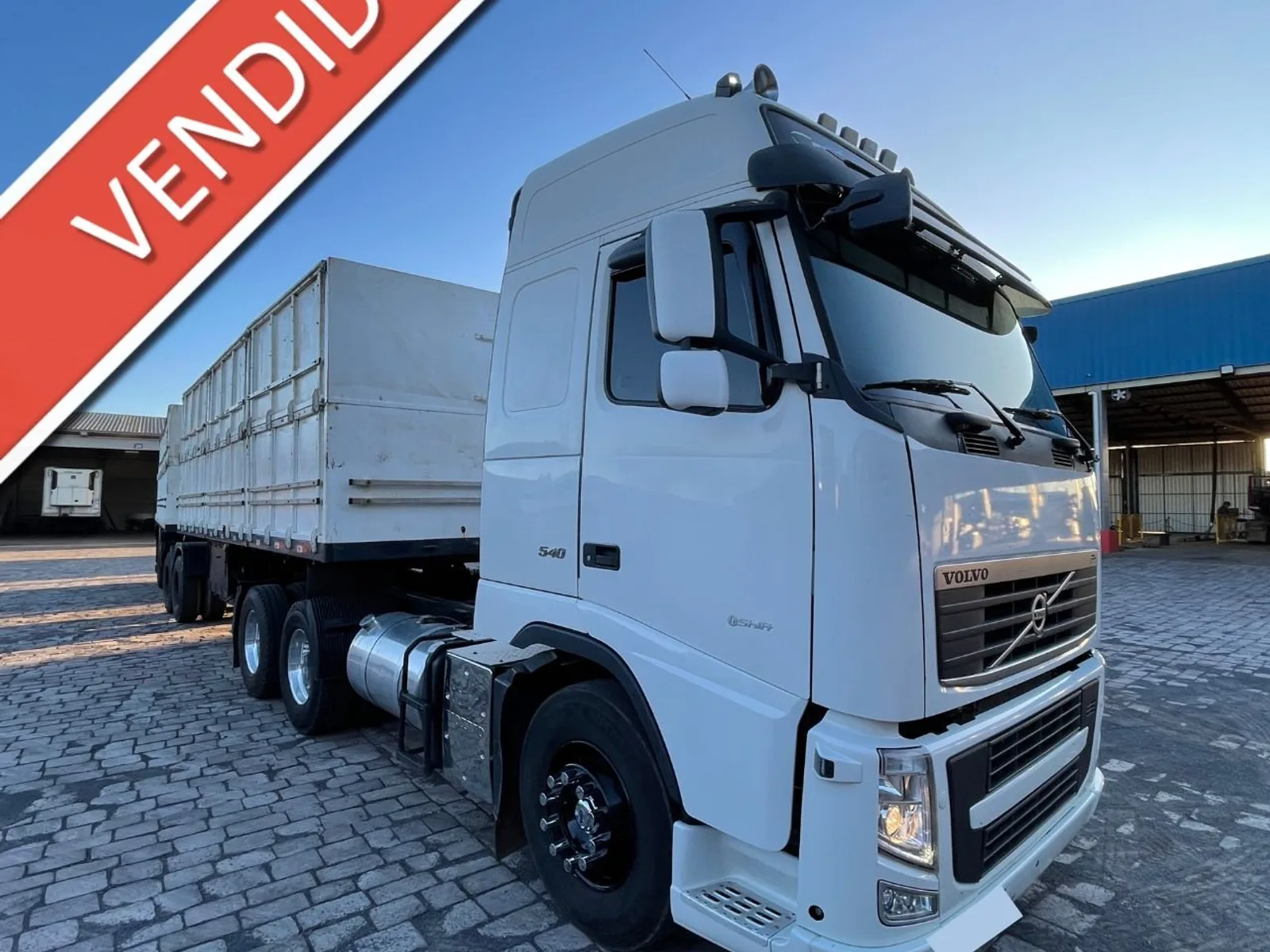 Caminhão Volvo FH Globetrotter 540 6x4 2013, foto 1 de 3
