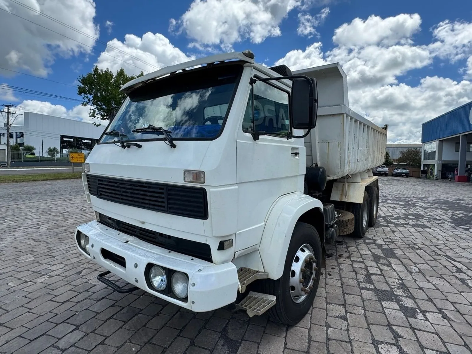 Caminhão Volkswagen 35.300 Basculante 6x2 1993, foto 1 de 3