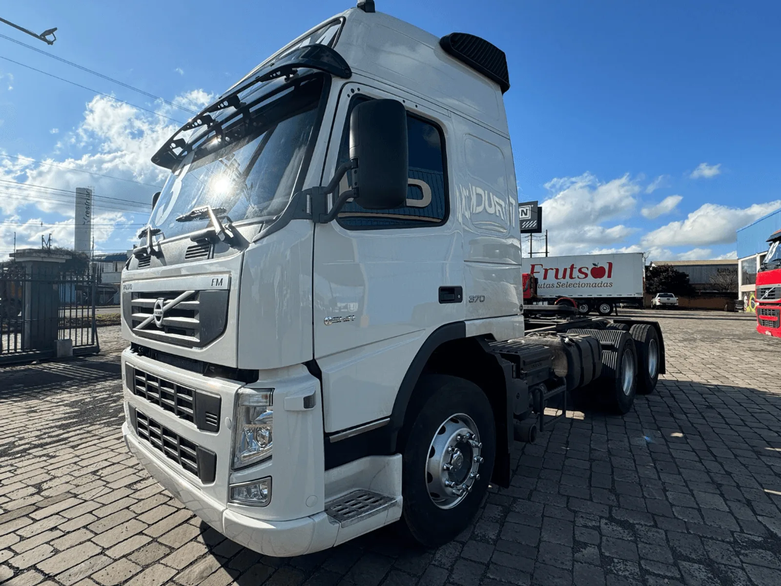 Caminhão Volvo FM 370 6x2 Teto Alto 2013, foto 1 de 3