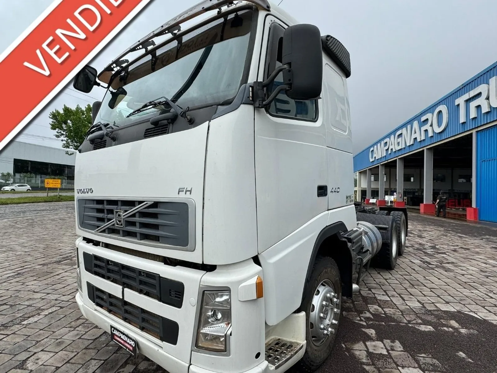 Caminhão Volvo FH 440 6x4 Teto Baixo 2008, foto 1 de 3