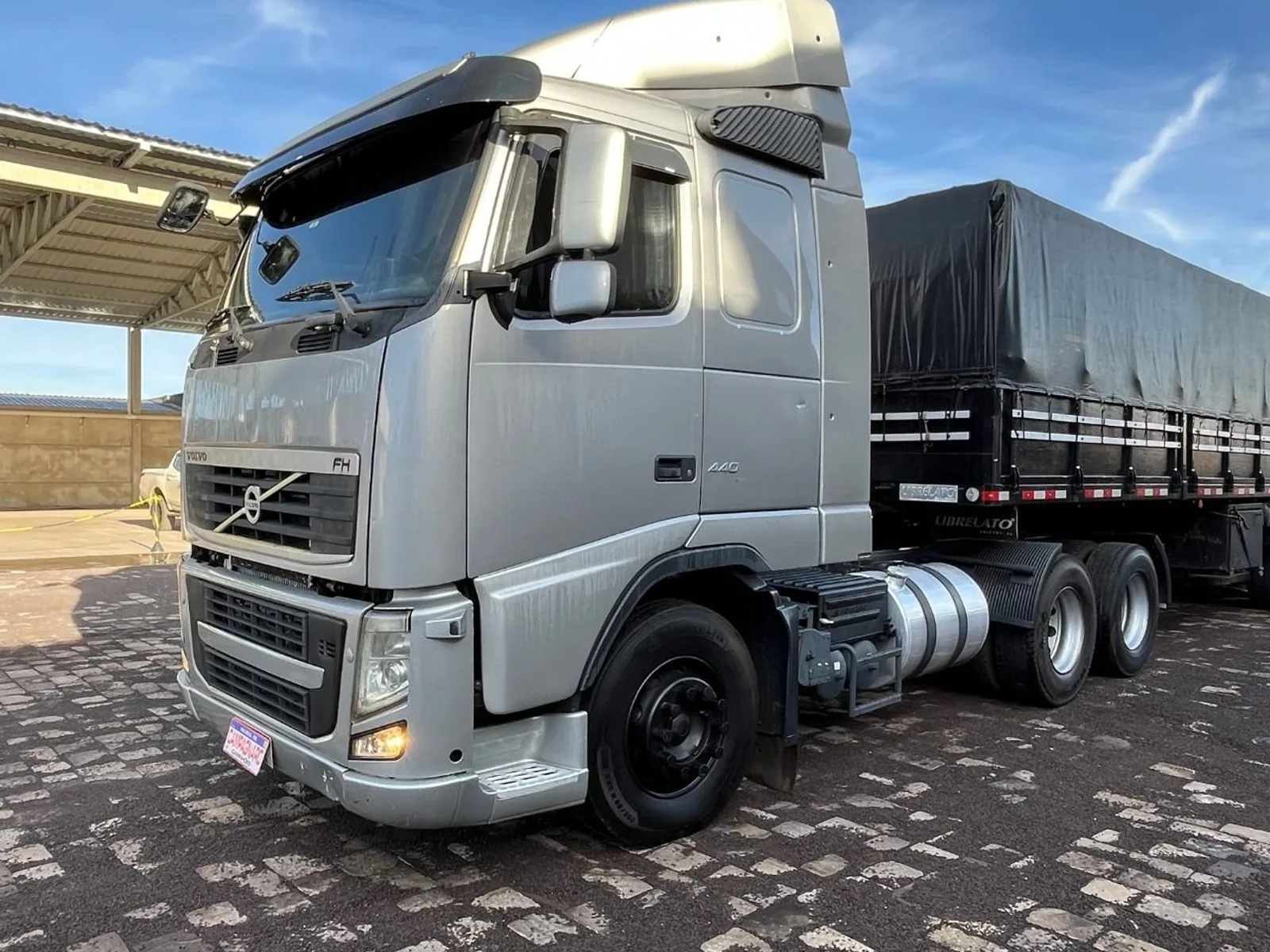 Caminhão Volvo FH 440 6x2 2007, foto 1 de 3