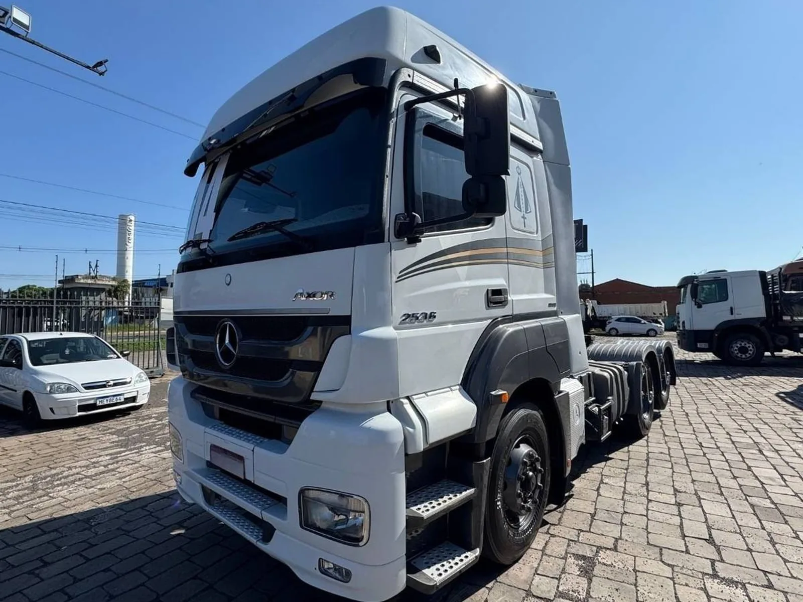 Caminhão Mercedes-Benz Axor 2536 6x2 2014 2014, foto 1 de 3