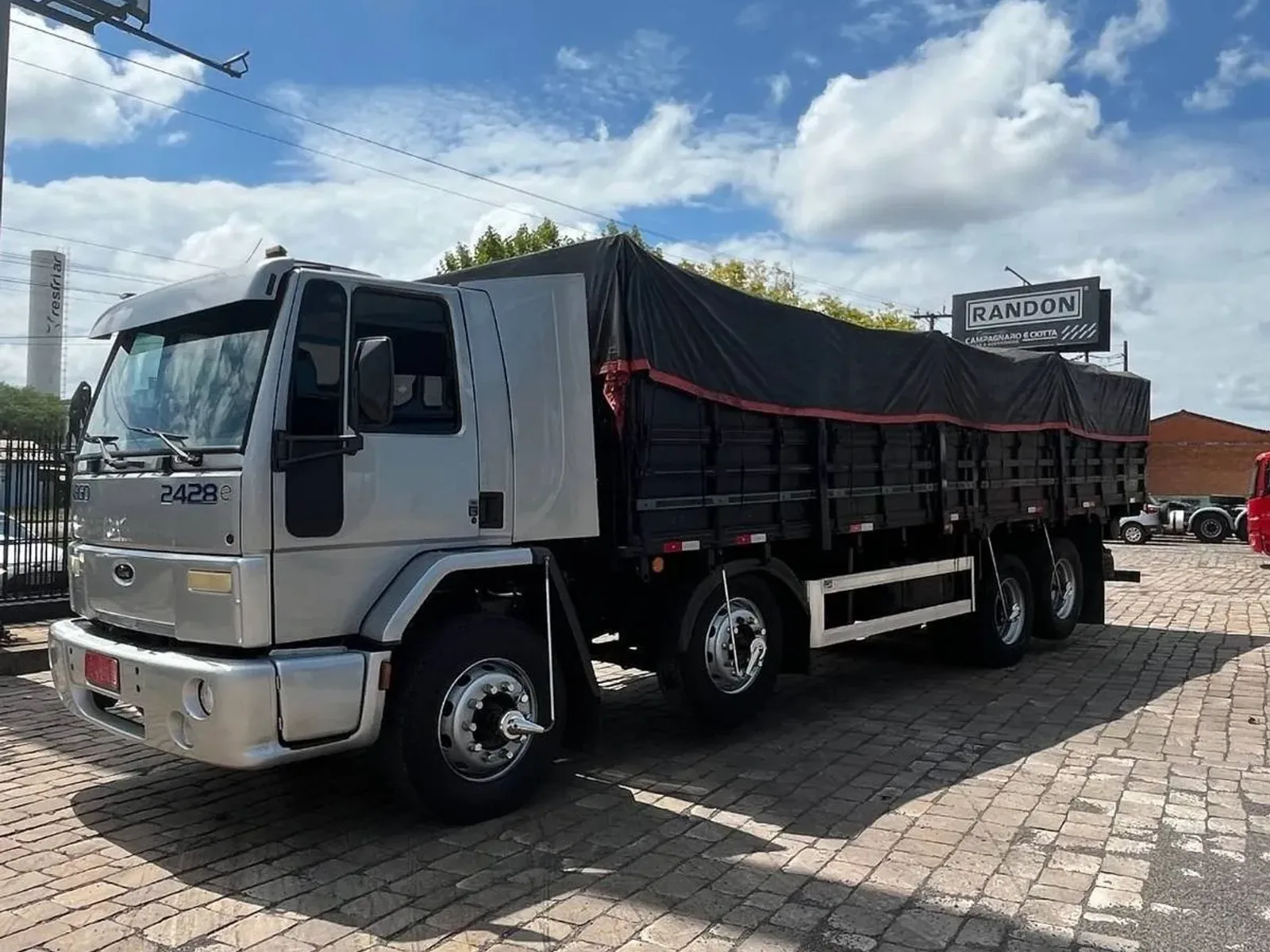 Caminhão Ford Cargo 2428 8x2 2007, foto 1 de 3
