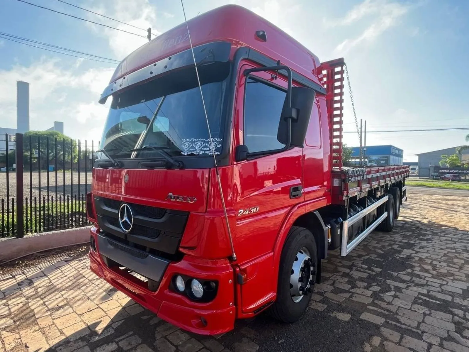 Caminhão Mercedes-Benz Atego 2430 6x2 2016, foto 1 de 3