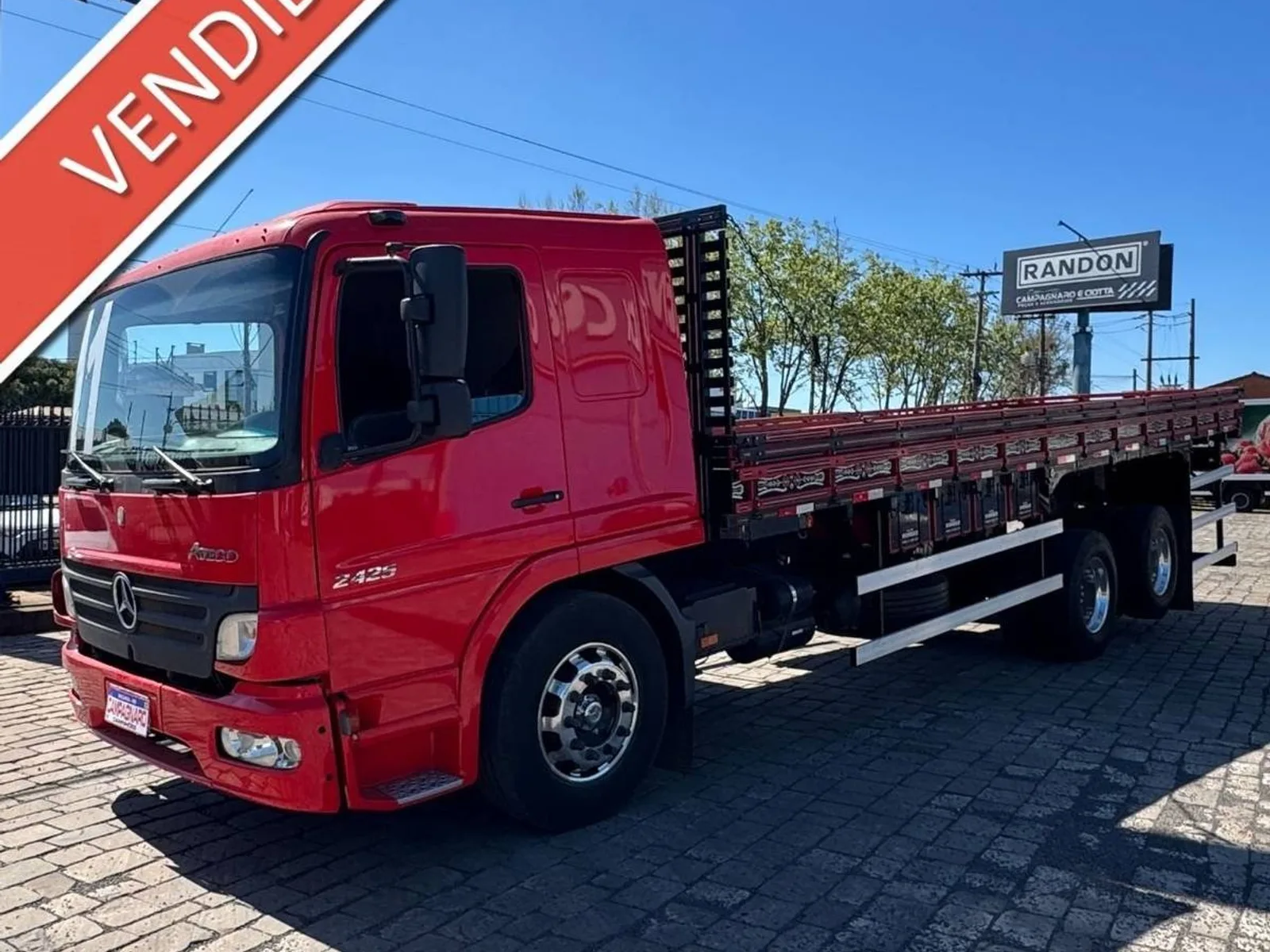 Caminhão Mercedes-Benz Atego 2425 6x2 2011, foto 1 de 3